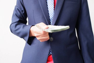 Vietnam dong banknotları işadamının elinde. Vietnam parası, çükler. Vietnam dong parasının desen dokusu ve arka planı, döviz ve iş yatırımlarına hazır para birimi banknotları