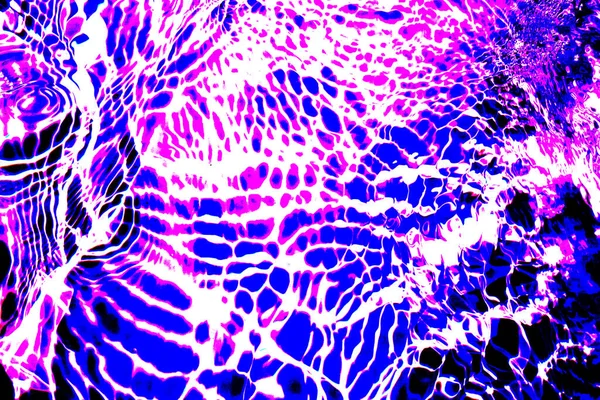 笛卡尔用水花和气泡模糊了透明的紫色 平静的水面纹理 潮流抽象的自然背景 阳光下的水波有复制空间 粉红水滴闪耀 — 图库照片