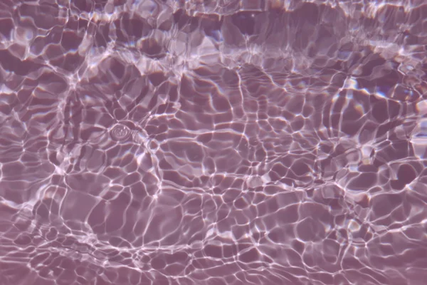 Defokus Rozmazal Průsvitnou Purpurovou Barvu Čistou Klidnou Strukturu Vodní Hladiny — Stock fotografie