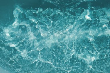 Defocus bulanık şeffaf mavi renkli berrak durgun su yüzeyi dokusu sıçrama ve baloncuk ile. Moda soyut doğa geçmişi. Güneş ışığında fotokopi uzayı ile su dalgası. Mavi suluboya dokusu