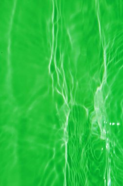 Defocus bulanık şeffaf mavi renkli berrak durgun su yüzeyi dokusu sıçrama ve baloncuk ile. Moda soyut doğa geçmişi. Güneş ışığında fotokopi uzayı ile su dalgası. Mavi suluboya dokusu