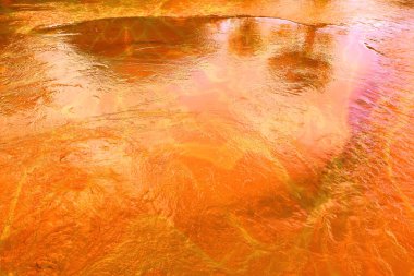 Defocus bulanık şeffaf turuncu renkte berrak durgun su yüzeyi dokusu sıçrama ve kabarcıklarla. Moda soyut doğa geçmişi. Güneş ışığında fotokopi uzayı ile su dalgası. Turuncu su damlası rengi