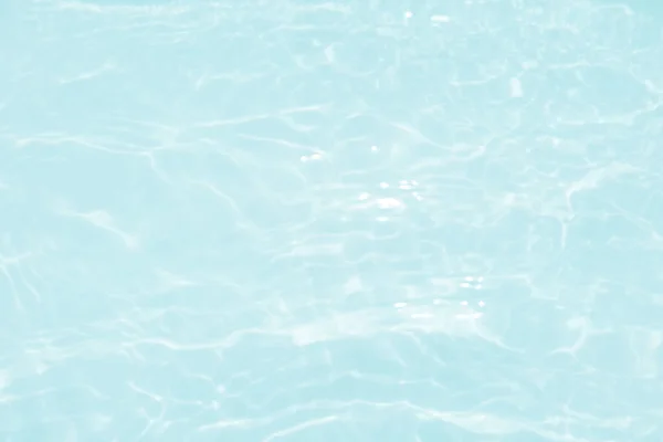 Defocus模糊了透明的蓝色清晰平静的水面纹理与水花和气泡 潮流抽象的自然背景 阳光下的水波有复制空间 蓝色水彩纹理 — 图库照片
