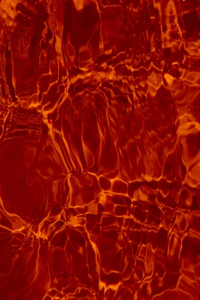방어막은 오렌지 표면의 표면을 물보라와 거품으로 흐릿하게 만들었다 유행하는 추상적 — 스톡 사진