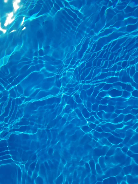 Defocus Θολή Διάφανη Μπλε Χρώμα Διαυγή Ήρεμη Επιφάνεια Του Νερού — Φωτογραφία Αρχείου