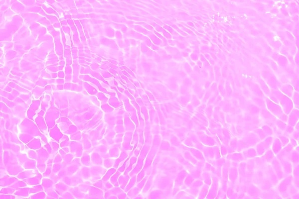 赤みを帯びた透明な紫色の透明感のある穏やかな水面の質感とスプラッシュと泡を滲ませます 傾向の抽象的な性質の背景 コピースペースと日光の水の波 ピンクの水滴が輝き — ストック写真