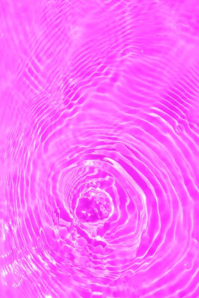 Defokus Rozmazal Průsvitnou Purpurovou Barvu Čistou Klidnou Strukturu Vodní Hladiny — Stock fotografie