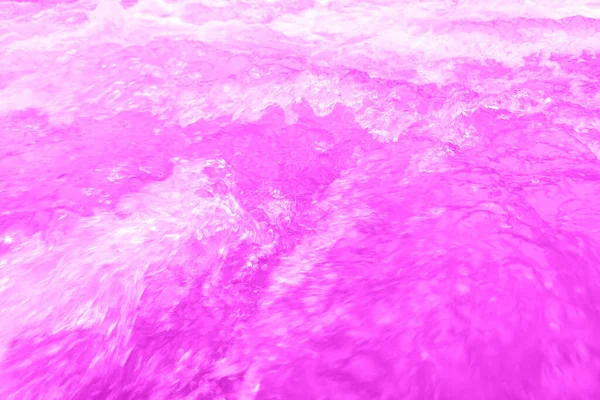 赤みを帯びた透明な紫色の透明感のある穏やかな水面の質感とスプラッシュと泡を滲ませます 傾向の抽象的な性質の背景 コピースペースと日光の水の波 背景にピンクの水が輝いている バレンタインの背景 — ストック写真