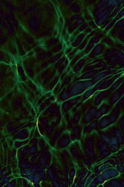 Defocus bulanık mavi şeffaf, berrak, durgun su yüzeyi dokusu sıçrama ve kabarcıklarla bulanıklaştırılmış. Moda soyut doğa geçmişi. Güneş ışığında fotokopi uzayıyla birlikte su dalgaları. Mavi suluboya parlıyor