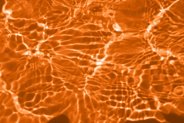赤色の透明感のある透明感のある赤色の透明感のある穏やかな水面の質感とスプラッシュと泡 傾向の抽象的な性質の背景 コピースペースと日光の水の波 赤く輝く水彩画 — ストック写真