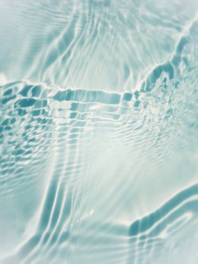 Defocus bulanık şeffaf beyaz renkli berrak sakin su yüzeyi dokusu sıçrama ve kabarcıklarla. Moda soyut doğa geçmişi. Güneş ışığında fotokopi uzayıyla birlikte su dalgaları. Beyaz su parlıyor