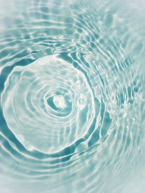 Defocus bulanık şeffaf beyaz renkli berrak sakin su yüzeyi dokusu sıçrama ve kabarcıklarla. Moda soyut doğa geçmişi. Güneş ışığında fotokopi uzayıyla birlikte su dalgaları. Beyaz su parlıyor