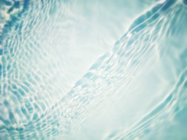 Defocus bulanık mavi şeffaf, berrak, durgun su yüzeyi dokusu sıçrama ve kabarcıklarla bulanıklaştırılmış. Moda soyut doğa geçmişi. Güneş ışığıyla birlikte su dalgaları. Mavi su parlıyor 