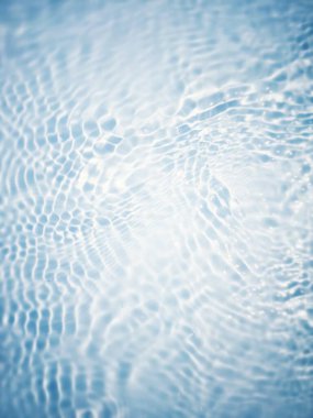 Defocus bulanık mavi şeffaf, berrak, durgun su yüzeyi dokusu sıçrama ve kabarcıklarla bulanıklaştırılmış. Moda soyut doğa geçmişi. Güneş ışığıyla birlikte su dalgaları. Mavi su parlıyor 