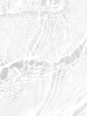 Defocus bulanık şeffaf beyaz renkli berrak durgun su yüzeyi dokusu sıçrama, kabarcık ile. Parlak mavi su dalgalanması arka planı. Yüzme havuzunda suyun yüzeyi. Beyaz kabarcık suyu parlıyor.