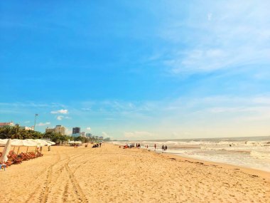 Defocus, güneşli bir günde güzel tropik plaj ve denizin doğa manzarasını bulanıklaştırdı. Sahildeki deniz alanı. Mavi gökyüzü olan deniz plajı.