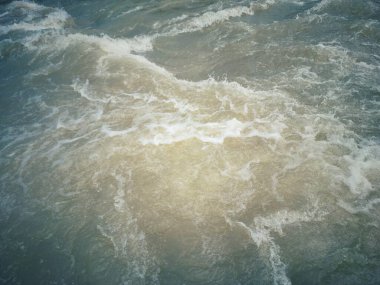 Defocus bulanık mavi şeffaf, berrak, durgun su yüzeyi dokusu sıçrama ve kabarcıklarla bulanıklaştırılmış. Moda soyut doğa geçmişi. Güneş ışığıyla birlikte su dalgaları. Mavi su parlıyor 