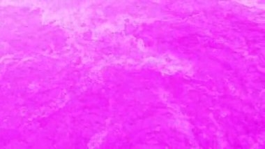Defocus bulanık, şeffaf mor renkte berrak, durgun su yüzeyi dokusu sıçrama ve kabarcıklarla bulanıklaştırılmış. Moda soyut doğa geçmişi. Güneş ışığında su dalgaları. Mor su parlayan arka plan.