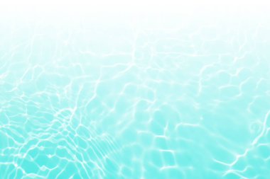 Defocus bulanık mavi şeffaf, berrak, durgun su yüzeyi dokusu sıçrama ve kabarcıklarla bulanıklaştırılmış. Moda soyut doğa geçmişi. Güneş ışığıyla birlikte su dalgaları. Mavi su parlıyor 