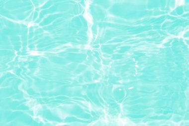 Defocus bulanık mavi şeffaf, berrak, durgun su yüzeyi dokusu sıçrama ve kabarcıklarla bulanıklaştırılmış. Moda soyut doğa geçmişi. Güneş ışığıyla birlikte su dalgaları. Mavi su parlıyor 