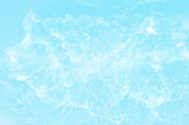 Defocus bulanık mavi şeffaf, berrak, durgun su yüzeyi dokusu sıçrama ve kabarcıklarla bulanıklaştırılmış. Moda soyut doğa geçmişi. Güneş ışığıyla birlikte su dalgaları. Mavi su parlıyor 