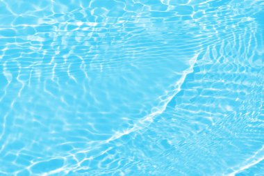 Defocus bulanık mavi şeffaf, berrak, durgun su yüzeyi dokusu sıçrama ve kabarcıklarla bulanıklaştırılmış. Moda soyut doğa geçmişi. Güneş ışığında fotokopi uzayıyla birlikte su dalgaları. Mavi suluboya parlıyor