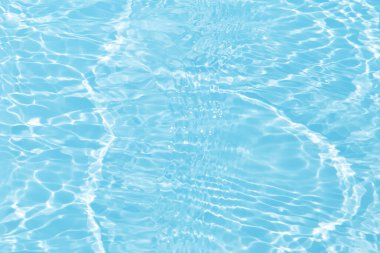 Defocus bulanık mavi şeffaf, berrak, durgun su yüzeyi dokusu sıçrama ve kabarcıklarla bulanıklaştırılmış. Moda soyut doğa geçmişi. Güneş ışığında fotokopi uzayıyla birlikte su dalgaları. Mavi suluboya parlıyor