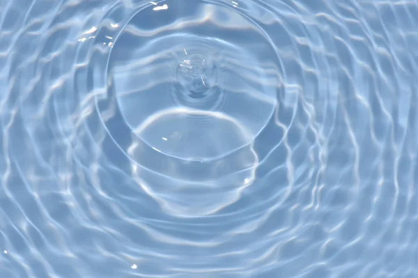 Defocus Blurred Transparent Blue Colored Clear Calm Water Surface Texture — Fotografia de Stock