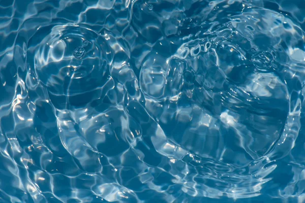 Defocus Blurred Transparent Blue Colored Clear Calm Water Surface Texture — Fotografia de Stock