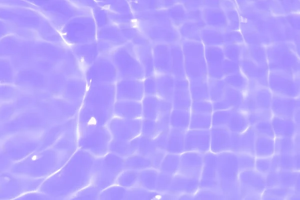 笛卡尔用水花和气泡模糊了透明的紫色 平静的水面纹理 潮流抽象的自然背景 阳光下的水波有复制空间 紫色天鹅绒 — 图库照片
