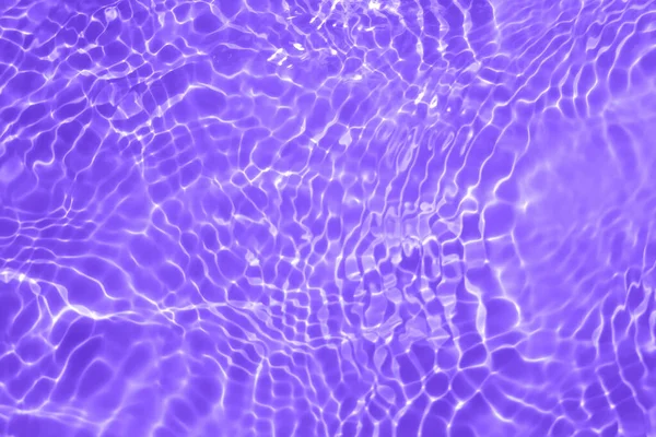 赤みを帯びた透明な紫色の透明感のある穏やかな水面の質感とスプラッシュと泡を滲ませます 傾向の抽象的な性質の背景 コピースペースと日光の水の波 パープルベルベット — ストック写真