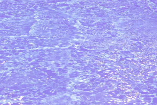 笛卡尔用飞溅 气泡模糊了透明的紫色 平静的水面纹理 发亮的紫色水波背景 游泳池里的水面 紫色泡沫水的光泽 — 图库照片