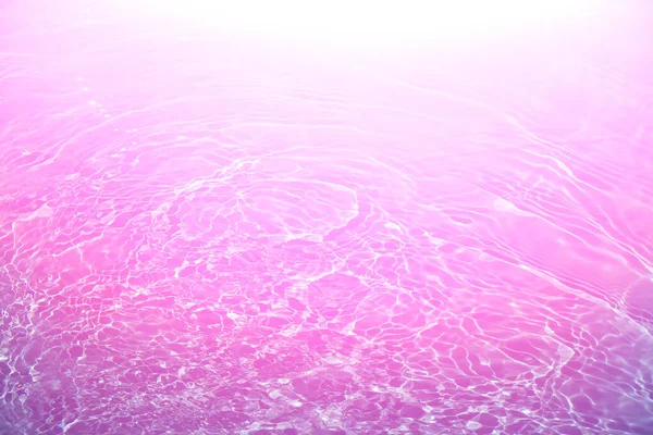 Defocus Wazig Transparant Paars Gekleurd Helder Kalme Water Oppervlak Textuur — Stockfoto