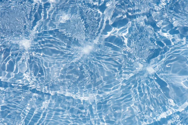 Niebieska Woda Falami Powierzchni Rozjaśnienie Rozmyte Przezroczyste Niebieskie Kolorowe Jasne — Zdjęcie stockowe