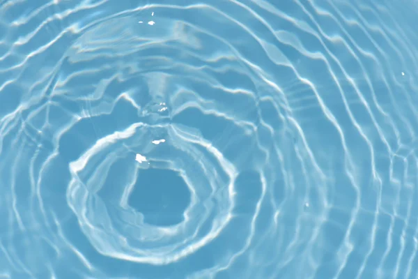 Modrá Voda Vlnami Povrchu Defokus Rozmazal Průsvitnou Modrou Barvu Čistou — Stock fotografie