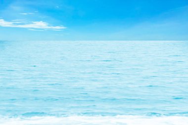 Defocus, saydam mavi deniz ve gökyüzünü bulanıklaştırdı. Su yüzeyi dokusu su sıçraması ve kabarcıklarla dolu. Moda soyut doğa geçmişi. Güneş ışığında fotokopi uzayıyla birlikte su dalgaları. Mavi su parlıyor