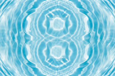 Yüzeyinde dalgalanmalar olan mavi su. Defocus bulanık mavi şeffaf, berrak, durgun su yüzeyi dokusu sıçrama ve kabarcıklarla bulanıklaştırılmış. Parlak desenli arka planda su dalgaları.