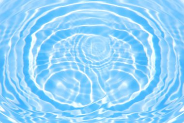 Yüzeyinde dalgalanmalar olan mavi su. Defocus bulanık mavi şeffaf, berrak, durgun su yüzeyi dokusu sıçrama ve kabarcıklarla bulanıklaştırılmış. Parlak desenli arka planda su dalgaları.
