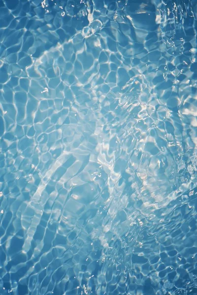 Niebieska Woda Falami Powierzchni Rozjaśnienie Rozmyte Przezroczyste Niebieskie Kolorowe Jasne — Zdjęcie stockowe