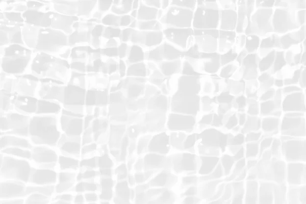水面に波紋のある白い水 透明感のある白色の透明感のある透明感のある透明感のある穏やかな水面の質感とスプラッシュと泡 輝くパターンの質感の背景を持つ水の波 — ストック写真