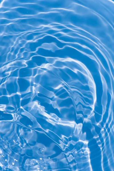 Modrá Voda Vlnami Povrchu Defokus Rozmazal Průsvitnou Modrou Barvu Čistou — Stock fotografie