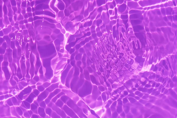 Fialová Voda Vlnami Povrchu Defokus Rozmazal Průsvitnou Růžovou Barvu Čistou — Stock fotografie