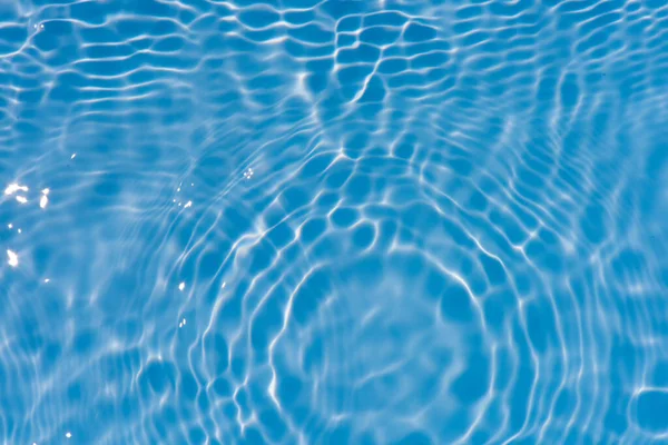 Γαλάζιο Νερό Κυματισμούς Στην Επιφάνεια Defocus Θολή Διάφανη Μπλε Χρώμα — Φωτογραφία Αρχείου
