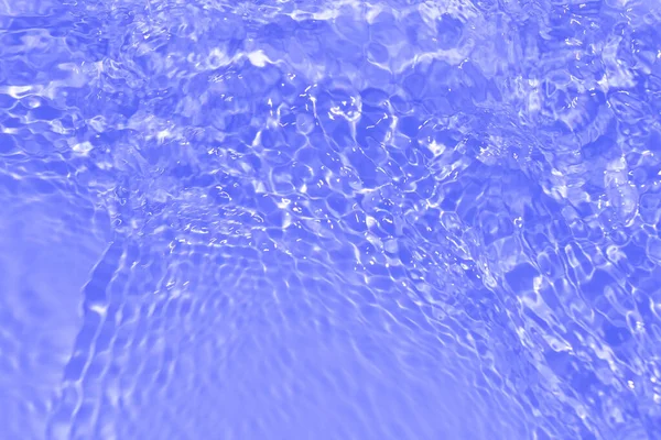 水面上有波纹的紫色水 笛卡尔用水花和气泡模糊了透明的粉红色 清晰而平静的水面纹理 具有闪光图案纹理背景的水波 — 图库照片