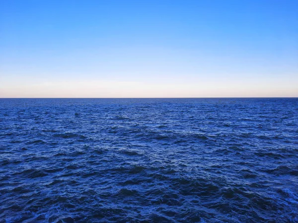 Błękitne Niebo Ocean Falami Powierzchni Rozjaśnienie Rozmytej Przezroczystej Niebieskiej Powierzchni — Zdjęcie stockowe
