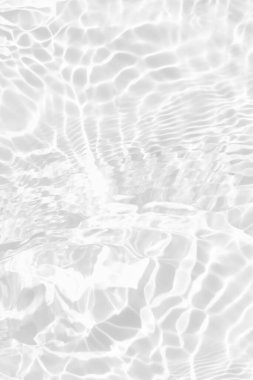 Yüzeyinde dalgalanmalar olan beyaz su. Defocus bulanık şeffaf beyaz renkli berrak sakin su yüzeyi dokusu sıçrama ve kabarcıklarla. Parlak desenli arka planda su dalgaları.