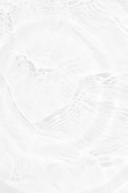 Yüzeyinde dalgalanmalar olan beyaz su. Defocus bulanık şeffaf beyaz renkli berrak sakin su yüzeyi dokusu sıçrama ve kabarcıklarla. Parlak desenli arka planda su dalgaları.