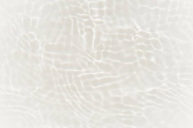 Yüzeyinde dalgalanmalar olan beyaz su. Defocus bulanık şeffaf beyaz renkli berrak sakin su yüzeyi dokusu sıçrama ve kabarcıklarla. Parlak desenli arka planda su dalgaları.