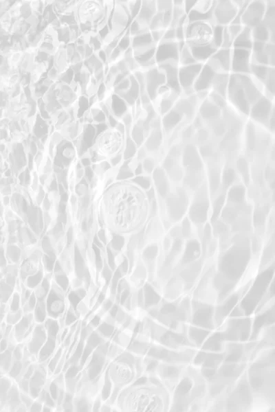 水面に波紋のある白い水 透明感のある白色の透明感のある透明感のある透明感のある穏やかな水面の質感とスプラッシュと泡 輝くパターンの質感の背景を持つ水の波 — ストック写真