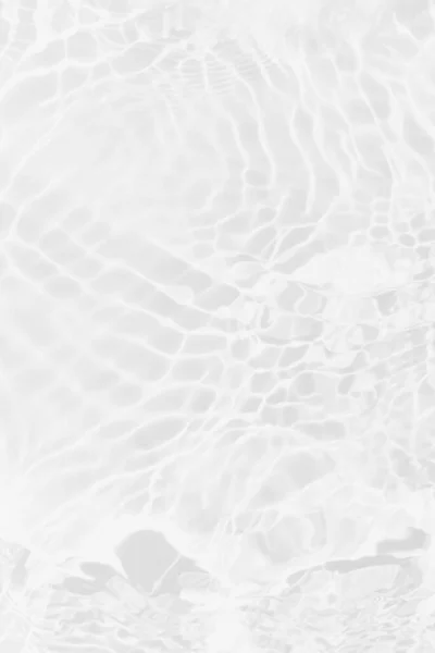 水面上有波纹的白水 Defocus模糊了透明的白色清晰平静的水面纹理与水花和气泡 具有闪光图案纹理背景的水波 免版税图库图片